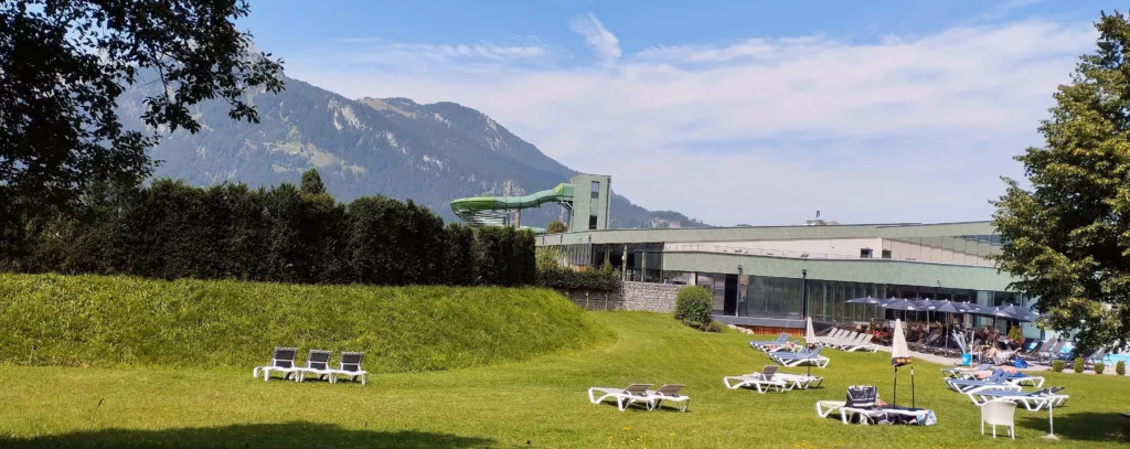 Strefa zewnętrzna saunarium Alpentherme Ehrenberg z basenem i widokiem na Alpy